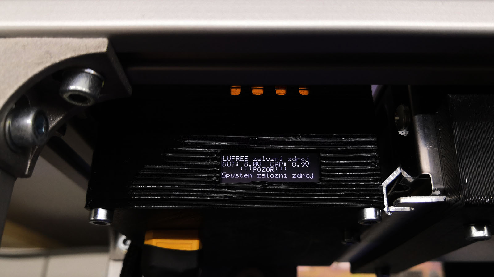 Detail aktivního UPS záložního zdroje na 3D tiakárně
