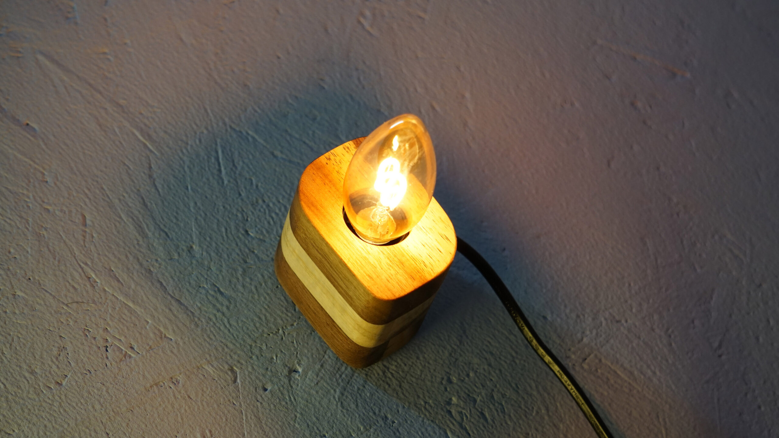 Lampa z akátového dřeva